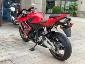 Motocicleta Deportiva <span class=keywords><strong>Honda</strong></span> CBR600 con Motor Refrigerado por Agua, Ideal para Carreras de Alta Velocidad y Entusiastas de la Pista - Product Image 5