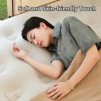 Matelas Gonflable d'Extérieur Moderne avec Surface Floquée Douce, Gonflage Rapide, Silencieux, Soutien Optimal pour un Sommeil Sain, Rangement Portable