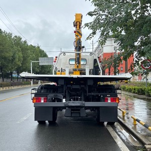 Dépanneuse multifonctionnelle HOWO 4x2 à plateau avec grue à flèche droite de 6,3 tonnes, camion de remorquage Sino à plateau coulissant pour le sauvetage en cas d'accident - Product Image 6
