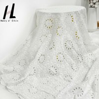 Tissu brodé floral blanc Découpe de dentelle Design Matériau en coton de qualité supérieure pour robe élégante