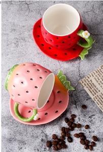 Taza bonita pintada a mano en forma de fresa, Taza de cerámica personalizada, taza de café para el <span class=keywords><strong>desayuno</strong></span>, Taza de cerámica 3D con platillo, venta al por mayor única - Product Image 4