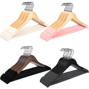 Cintre en bois LINDON personnalisé en velours antidérapant pour costumes et manteaux, idéal pour l'affichage en boutique de vêtements - Product Image 6