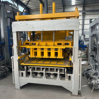 Machine automatique complète et économique pour la fabrication de blocs de pavage creux multi-formes en béton