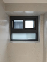 Fenêtre coulissante moderne à trois panneaux en aluminium, ouverture horizontale, avec moustiquaire arrière en acier inoxydable et verre de 5 mm, pour cuisines et bâtiments au Nigeria