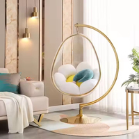 Fauteuil œuf Wing avec cadre en acier inoxydable doré et design de bulle transparente tendance