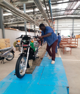 Ligne d'assemblage semi-automatique pour scooter <span class=keywords><strong>électrique</strong></span> et moto Convoyeur 380V Capacité de 50 unités/jour - Product Image 3