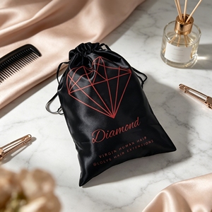Pochette à cordon en satin noir personnalisée avec logo imprimé, sac à cordon en satin de soie pour emballage d'extensions de cheveux et de bijoux - Product Image 1