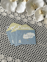 Étiquettes suspendues personnalisées découpées sur mesure avec impression couleur et logo en relief sur carton blanc premium pour marques de vêtements