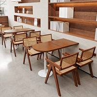 Table ronde en bois grainé, base en disque sur pied blanc, fauteuil en rotin tressé pour café, hôtel, salon de thé et restaurant