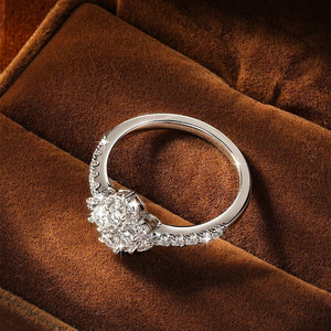 Anillo de <span class=keywords><strong>Compromiso</strong></span> de Moissanita D VVS1 de Corte Redondo de 3mm con Diseño Floral de Trébol de Cuatro Hojas, Regalo de Aniversario Nupcial para Mujer - Product Image 3