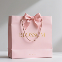 Sacs en papier de luxe personnalisés avec logo en relief pour vêtements, sacs de shopping en carton pour la vente au détail, sacs cadeaux avec poignée en corde