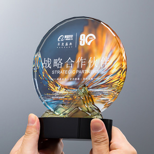 Trofeo de Cristal Personalizado con Diseño de Montaña, Grabado Láser, Impresión UV, Regalo Empresarial Duradero, Medalla Individual Destacada - Product Image 1