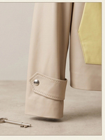 Frische Kontrast-Lederjacke mit weitem Revers, Doppelknöpfen, symmetrischen hellgelben Einsätzen und Pattentaschen – Lässiger Kurzmantel