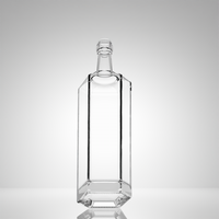 Bouteille à liqueur géométrique haute en verre, directement de l'usine, avec bouchon en liège et capuchon pulvérisateur, surface transparente pour étiquette personnalisée