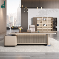 Bureau de direction moderne en forme de L, design bicolore, pieds arrondis avec table d'appoint et armoire de rangement pour bureau d'entreprise