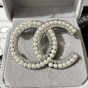 Broche Lettre Colorée Premium, Incrustée de Perles et Diamants, Style Coréen Tendance, Épingle Féminine en Alliage pour Femme - Product Image 4