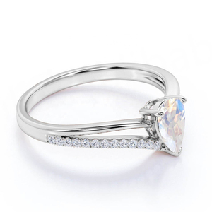 Anillo de Oro Rosa de 14k con Pavé Francés, 1.5 Quilates, Diseño de Espiga Dividida, Corte Pera, Solitario, Piedra Lunar Arcoíris, para Compromiso o Boda - Product Image 5