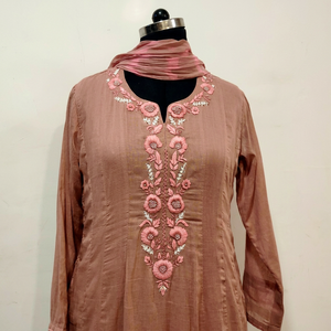 Kurta en coton pour femmes avec broderie florale, col rond, manches longues, tenue modeste pour tous les jours, style Inde Pakistan - Product Image 1