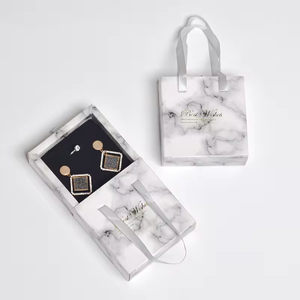 Maßgeschneiderte Geschenkbox aus Recycelten Materialien für Schmuck und Uhren mit Magnetverschluss, Schiebeschublade, Schaumstoffeinlage, Band, Emblem und Matter Laminierung - Product Image 6