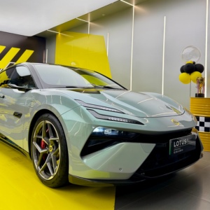 Voiture de sport <span class=keywords><strong>d</strong></span>'<span class=keywords><strong>occasion</strong></span> 2024 <span class=keywords><strong>Lotus</strong></span> Emeya 4x4 Purement électrique Berline à conduite à gauche Pneus R20 612 ch Faible kilométrage Véhicule électrique <span class=keywords><strong>d</strong></span>'<span class=keywords><strong>occasion</strong></span> - Product Image 1