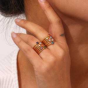 Juego de Anillos con Piedras de Nacimiento Coloridas Dreamshow, Joyería Chapada en Oro de 18k, Joyería de Verano Resistente al Agua, Anillos de Acero Inoxidable - Product Image 2