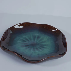 Assiette en porcelaine de style Japandi Agung Keramik, couleur bronze, forme irrégulière unique, hauteur 3cm/4.5cm, vente en gros - Product Image 1