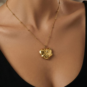 Collana con Ciondolo a Cuore Semplice che Abbraccia il Collo, Aggiunge Fascino al Tuo Outfit con un Elegante Design a Cuore - Product Image 4