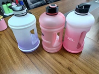 Bouteille d'eau de 2,2 L (64 oz) noire, grande capacité, anti-fuite, personnalisable pour la salle de sport, avec manchon au choix
