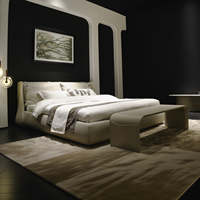 Lit double king size moderne en cuir avec tête de lit incurvée de style italien, rembourré et confortable, pour chambre principale