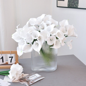 Ramo de Lirios Calla Artificiales Yoshinobu, Blancos, 7 Piezas, Decoración para Bodas y Hogar - Product Image 1
