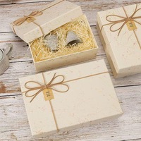 Boîte cadeau rectangulaire beige haut de gamme simple avec papier cartonné gris pour l'emballage d'écharpes et de souvenirs, anniversaire