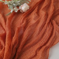 Vente en gros Chemin de table frit en gaze verte pour mariage, décoration de table froissée