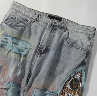 Jeans évasés déchirés pour hommes avec logo personnalisé et patch brodé lourd, fabrication OEM ODM, pantalon en denim streetwear, fabricant de vêtements personnalisés