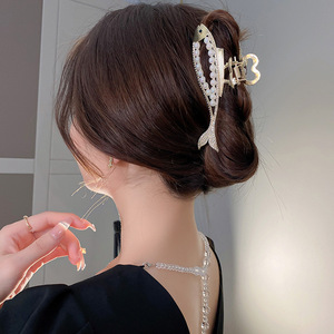 <span class=keywords><strong>Pince</strong></span> à cheveux requin en strass exquise pour femme, barrette élégante en perles, accessoire <span class=keywords><strong>de</strong></span> coiffure, <span class=keywords><strong>pince</strong></span> à queue <span class=keywords><strong>de</strong></span> cheval motif poisson pour femme - Product Image 3