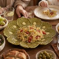Nouvelle conception, grande assiette florale en céramique vert olive à glaçure réactive, pétales en relief, pour repas principal, fête, buffet, table