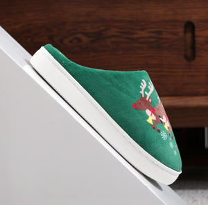 Pas de MOQ Faites Votre Propre Conception Doux Hiver Fuzzy Maison Maison Unisexe Coton Arbre De Noël Thème Pantoufles En Gros - Product Image 4