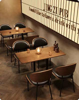 Ensemble de meubles de salle à manger rétro en bois durable avec chaises à dossier incurvé et pieds en métal élégants pour restaurants, cafés, hôtels et bars
