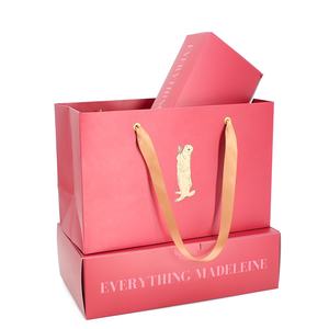 Sac en papier d'<span class=keywords><strong>art</strong></span> rouge recyclable biodégradable de luxe avec logo personnalisé <span class=keywords><strong>et</strong></span> impression offset avec poignée. - Product Image 6