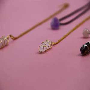 Collier pendentif hexagonal personnalisé C&H, fait main, en pierre naturelle, cristal, pointe de balle, bijoux en fil métallique - Product Image 5