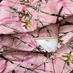 Sudadera con capucha rosa personalizada de algodón de 500 g/m² para hombre, estilo urbano, con estampado DTG, diseño de camuflaje, con cremallera, para caza urbana - Product Image 3