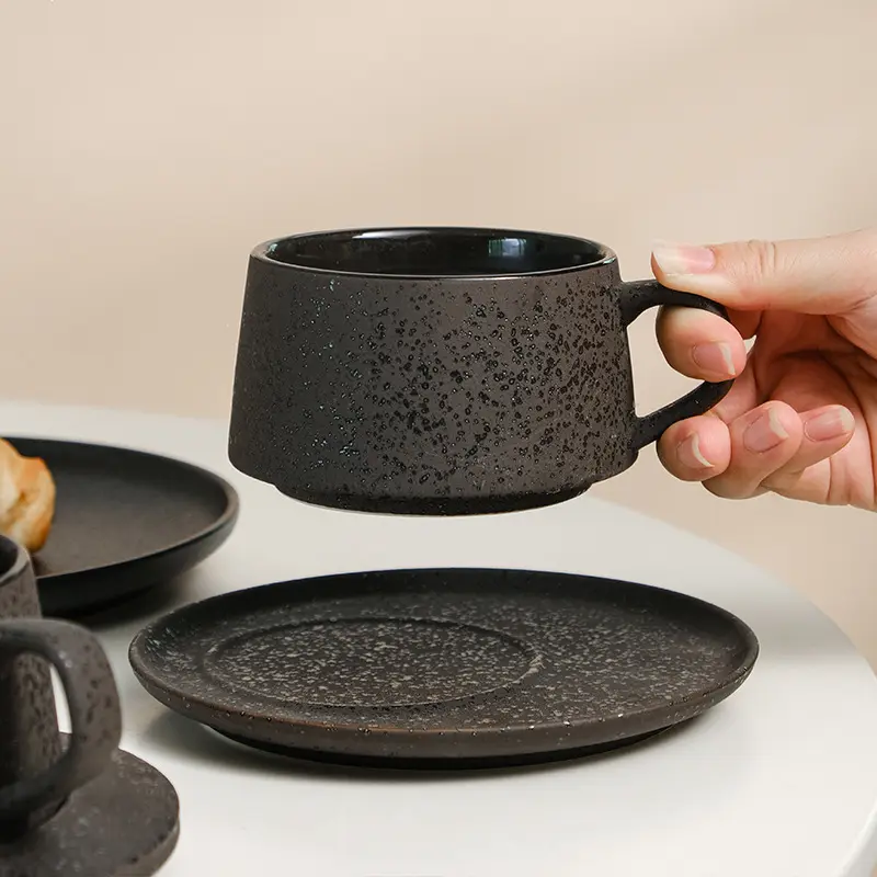 Taza negra con bandeja Taza de café de cerámica de arcilla vintage