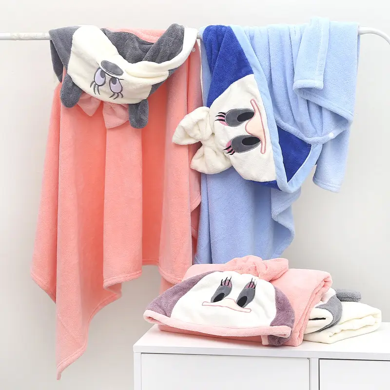 OEM chine fabricant Premium doux enfants mignon poncho garder au chaud Cape de plage peignoir à capuche serviette de bain Cape avec design personnalisé