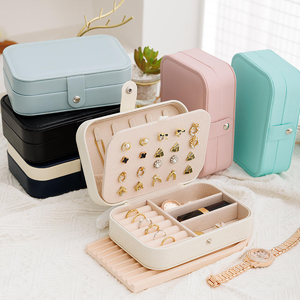 Boîte de rangement à bijoux rectangulaire portable avec fermeture à boucle, disponible en plusieurs couleurs, pour le rangement et les voyages - Product Image 1