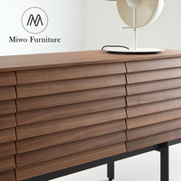Meuble TV moderne en noyer avec portes à lattes horizontales, meuble de rangement pour salon avec pieds métalliques fins, console multimédia