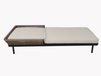 Chaise longue d'extérieur réglable avec cadre en métal noir et appui-tête en rotin tressé