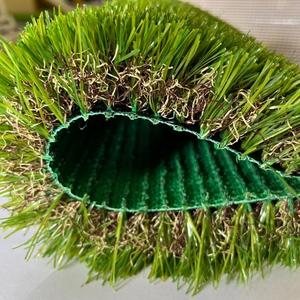 Commande en gros de <span class=keywords><strong>gazon</strong></span> artificiel décoratif haute densité de 30 mm et 40 mm, anti-vieillissement, avec trous de drainage, pour l'aménagement paysager des jardins - Product Image 3