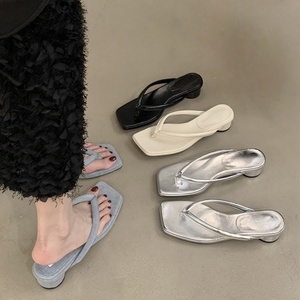 Chanclas de suela gruesa para mujer, estilo verano 2026, a juego con faldas, sandalias plateadas con temática playera - Product Image 1