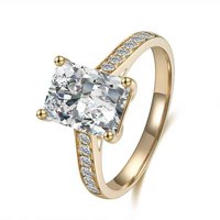 Anello di fidanzamento da donna in oro giallo 18 carati con diamante da laboratorio a 4 griffe, taglio cuscino lungo, stile Prismatic Light Fashion