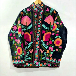 Chaqueta de terciopelo bordada a mano de Rajastán para mujer, ropa étnica premium de invierno, chaqueta floral india tradicional de lujo. - Product Image 1
