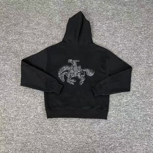 Ensemble veste à capuche en velours fin et pantalon Derschutze pour homme, avec logo brodé, style streetwear tendance et décontracté. - Product Image 4